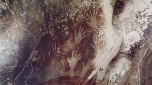<b>Hands in Pettakere Cave pic</b>